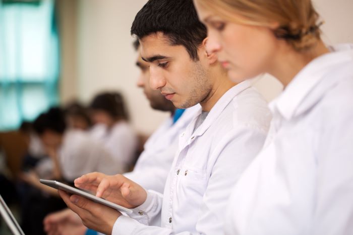 Un étudiant en médecine consulte son iPad